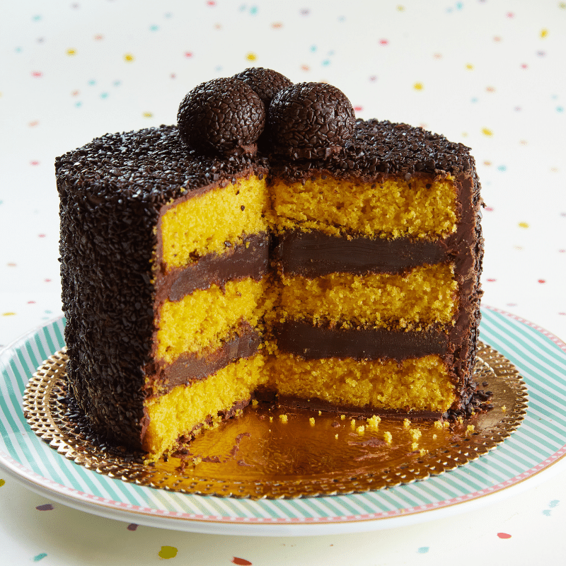 BOLO DE ANIVERSÁRIO CASEIRO DE CHOCOLATE BRIGADEIRO